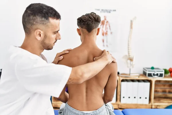 Dos Hombres Hispanos Fisioterapeuta Paciente Que Tienen Sesión Rehabilitación Masajeando — Foto de Stock