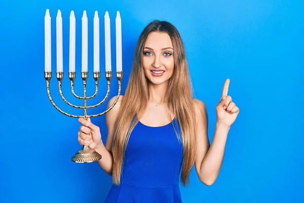 Jovem Loira Segurando Menorah Hanukkah Vela Judaica Sorrindo Com Uma — Fotografia de Stock