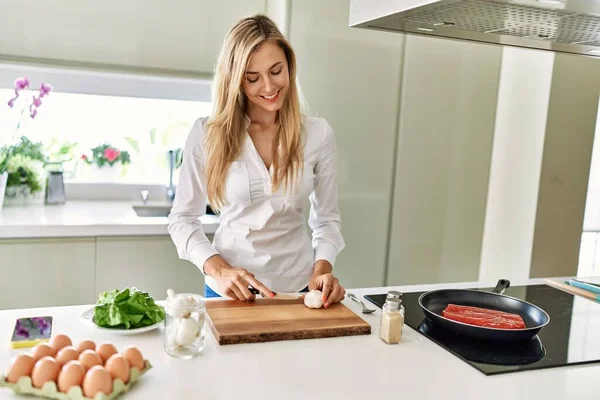 Young Blonde Woman Cooking Beef Cutting Garlic Kitchen — Stock Photo, Image