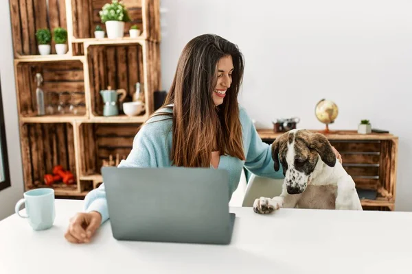 Jovem Mulher Usando Laptop Sentado Mesa Com Cão Casa — Fotografia de Stock