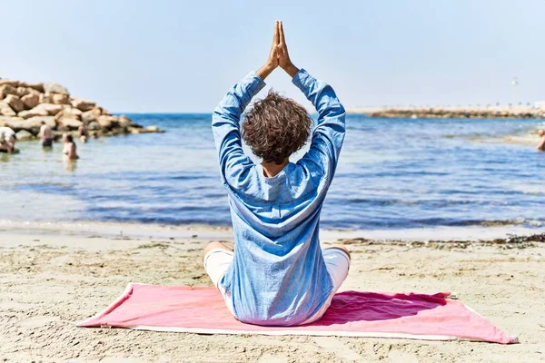 Jonge Spaanse Man Ontspannen Doen Yoga Zitten Het Zand Aan — Stockfoto