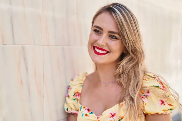 Young Beautiful Hispanic Woman Smiling Confident Looking Side Street — Stockfoto