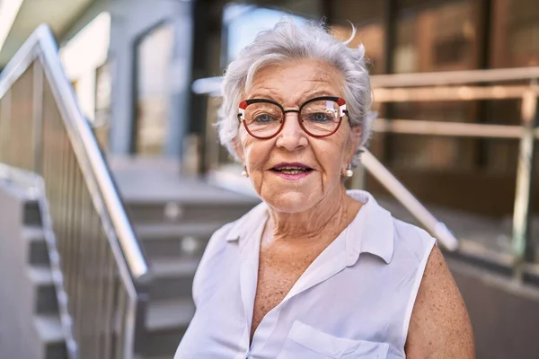 Yaşlı Kır Saçlı Gülümseyen Bir Kadın Sokakta Kendine Güveniyor — Stok fotoğraf