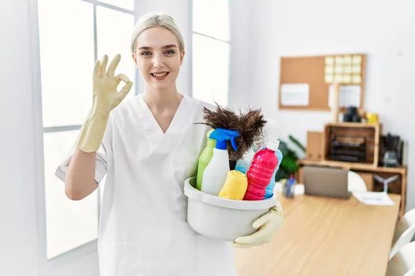 Young Caucasian Woman Wearing Cleaner Uniform Holding Cleaning Products Cleaning — Zdjęcie stockowe