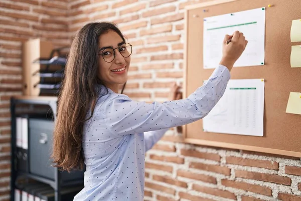 Young Hispanic Girl Business Worker Writing Cork Board Office — Stock Photo, Image