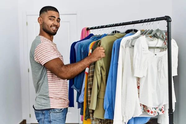 Jonge Man Uit Het Midden Oosten Lacht Zelfverzekerd Winkelen Kledingwinkel — Stockfoto