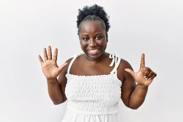 Junge Afrikanerin Steht Vor Weißem Hintergrund Und Zeigt Mit Finger — Stockfoto