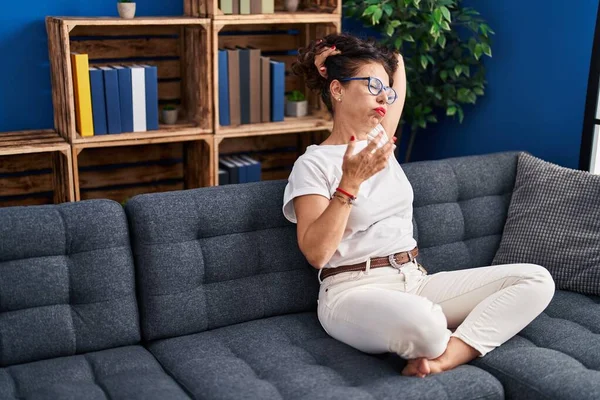 Middle Age Hispanic Woman Sitting Sofa Hot Day Home — Stockfoto