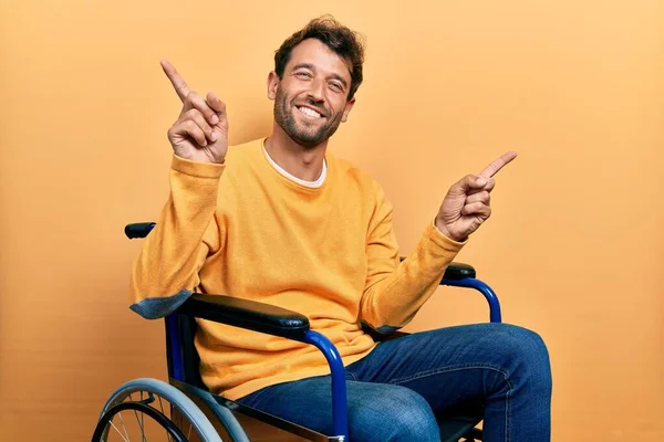 Homem Bonito Com Barba Sentado Cadeira Rodas Sorrindo Confiante Apontando — Fotografia de Stock