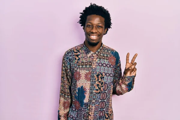 Молодой Африканский Американец Одетый Повседневную Одежду Улыбаясь Счастливым Лицом Подмигивает — стоковое фото