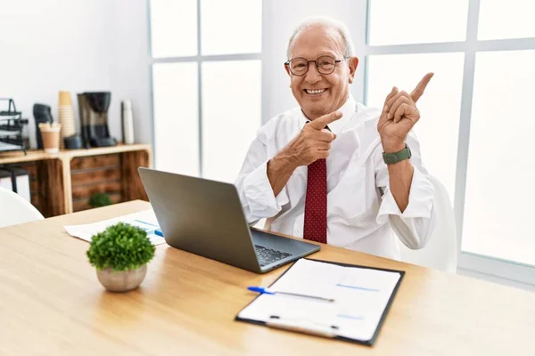 Senior Man Working Office Using Computer Laptop Smiling Looking Camera — ストック写真