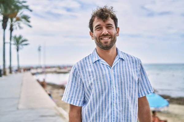 Jeune Homme Hispanique Souriant Heureux Debout Plage — Photo