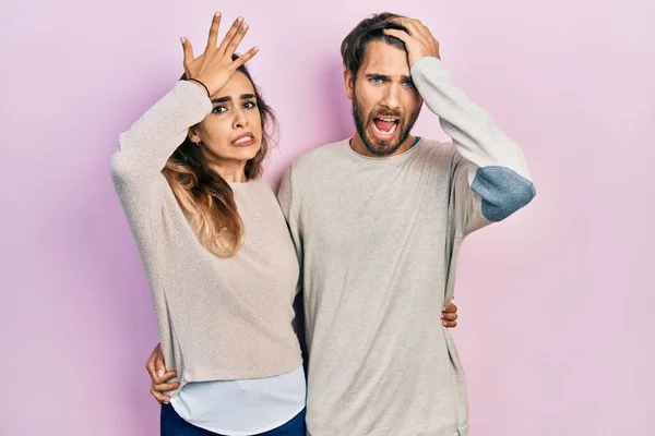 Young Hispanic Couple Wearing Casual Clothes Surprised Hand Head Mistake — Fotografia de Stock