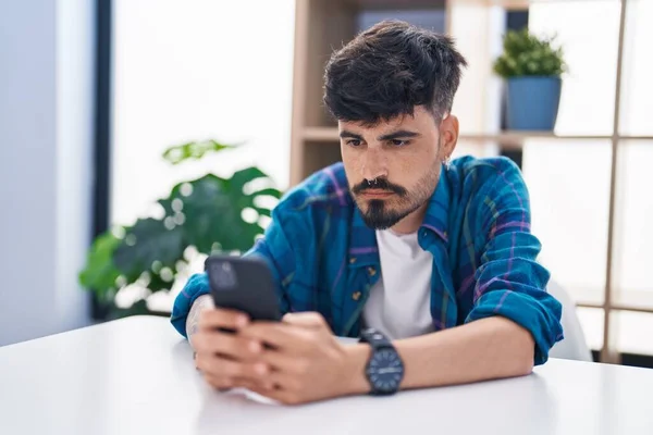 Young Hispanic Man Using Smartphone Sitting Table Home — Stok fotoğraf