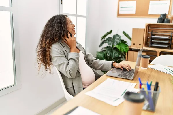 Mladý Latinsky Žena Těhotná Mluví Smartphone Pracuje Kanceláři — Stock fotografie