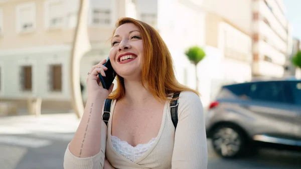 Jonge Roodharige Vrouw Glimlachen Zelfverzekerd Praten Smartphone Straat — Stockfoto