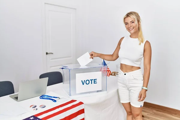 Jovem Eleitor Americano Sorrindo Feliz Colocando Voto Urna Faculdade Eleitoral — Fotografia de Stock