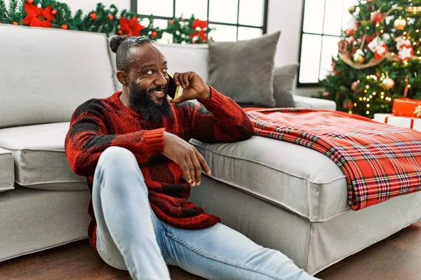 Young African American Man Talking Smartphone Sitting Christmas Tree Home — Stock fotografie