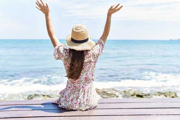 Giovane Ragazza Latina Sulla Vista Posteriore Indossando Cappello Estivo Seduto — Foto Stock