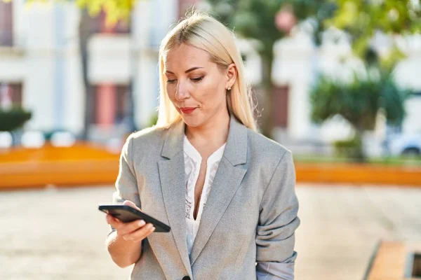 Young Blonde Woman Using Smartphone Park — Stok fotoğraf