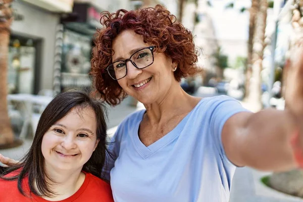 Gammal Mor Och Ner Syndorme Dotter Ler Glad Och Vänlig — Stockfoto