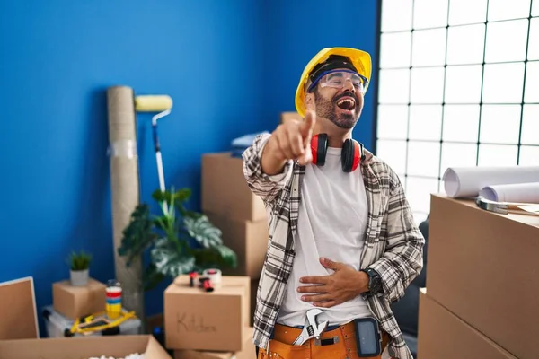 Ung Latinamerikan Man Med Skägg Arbetar Hemma Renovering Skrattar Dig — Stockfoto