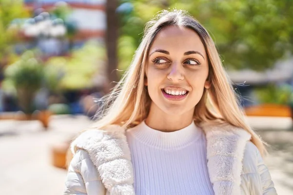 Mujer Joven Sonriendo Confiada Pie Parque —  Fotos de Stock