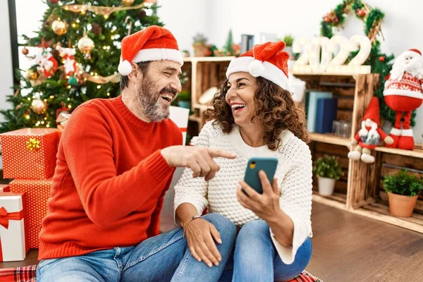 Pareja Hispana Mediana Edad Sonriendo Feliz Vistiendo Sombrero Navidad Sentado —  Fotos de Stock