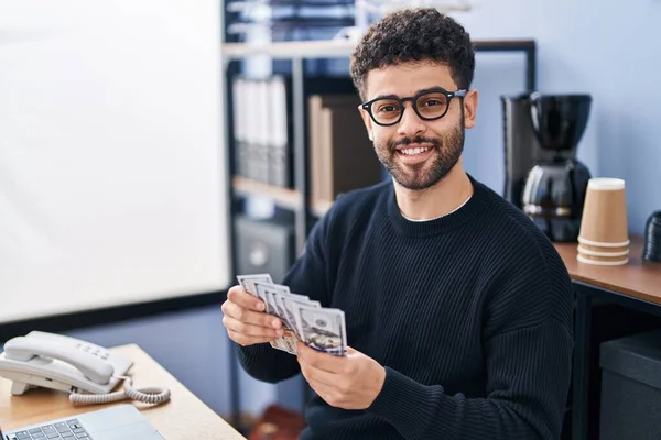 Jovem Árabe Homem Empresário Contando Dólares Escritório — Fotografia de Stock