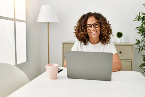 Mujer Hispana Mediana Edad Sonriendo Confiada Usando Laptop Casa —  Fotos de Stock