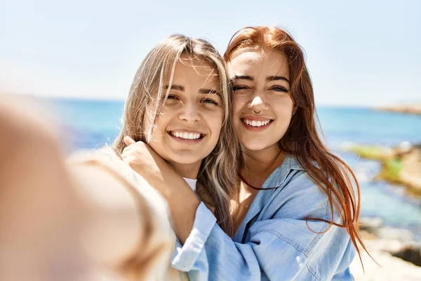 Молода Лесбійська Пара Двох Закоханих Жінок Пляжі Красиві Жінки Разом — стокове фото