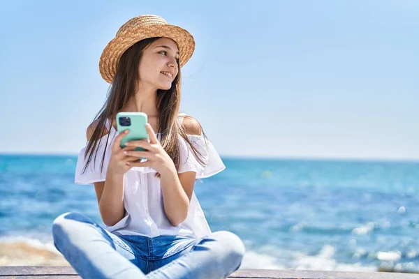 바닷가에서 스마트폰을 사용하여 자신있게 스러운 관광객 — 스톡 사진