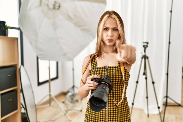 Young Caucasian Photographer Girl Holding Professional Camera Photography Studio Pointing — Zdjęcie stockowe