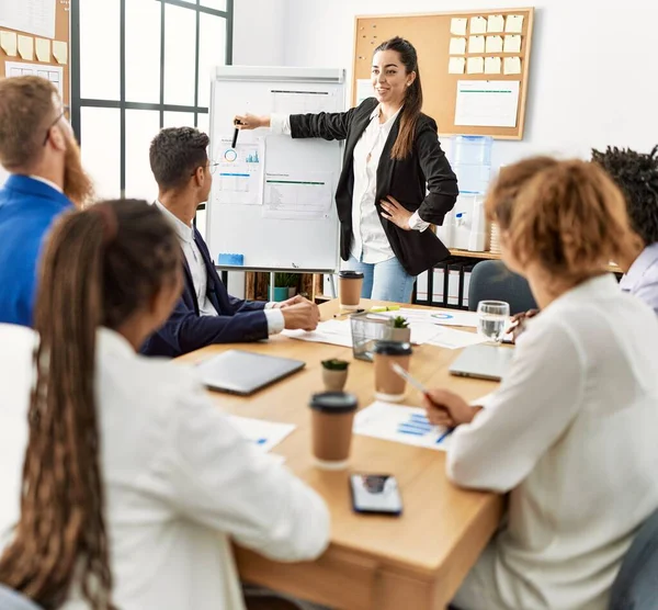 Gruppe Von Geschäftsleuten Hört Hispanische Chefin Konferenz Büro — Stockfoto