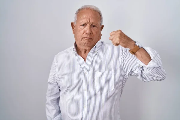 Senior Man Grey Hair Standing Isolated Background Strong Person Showing — Stockfoto