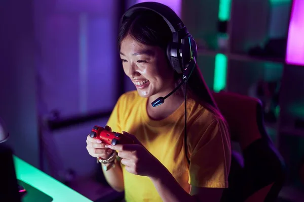 Číňanka Fáborka Úsměvem Sebevědomé Hraní Videohry Herně — Stock fotografie