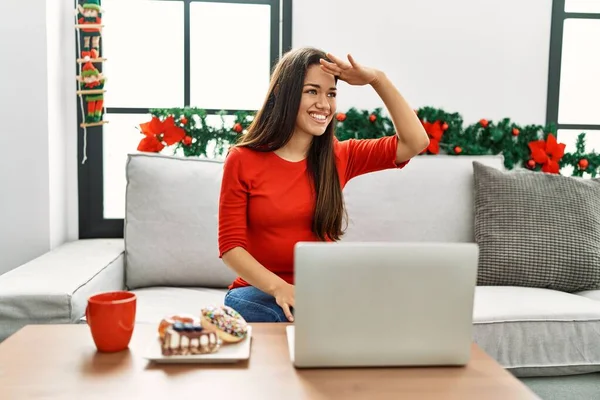 Mulher Morena Jovem Usando Laptop Sentado Sofá Natal Muito Feliz — Fotografia de Stock