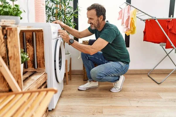 Medelåldern Hispanic Man Ler Glad Gör Tvätt Hemma — Stockfoto