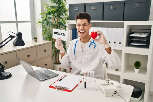 Young Hispanic Doctor Man Supporting Organs Donations Celebrating Crazy Amazed — Stockfoto
