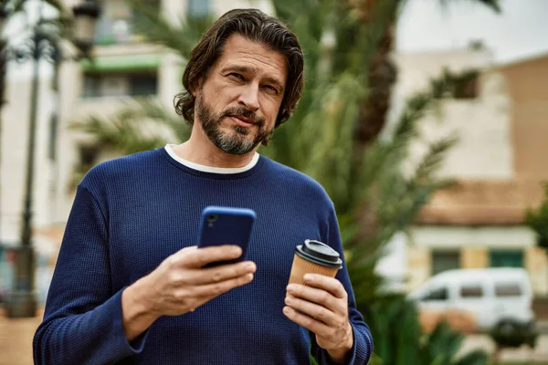 Hombre Guapo Mediana Edad Usando Teléfono Inteligente Bebiendo Café Aire —  Fotos de Stock