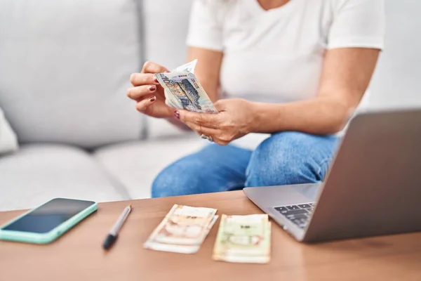 Middle Age Woman Counting Banknotes Sitting Sofa Home — Foto de Stock