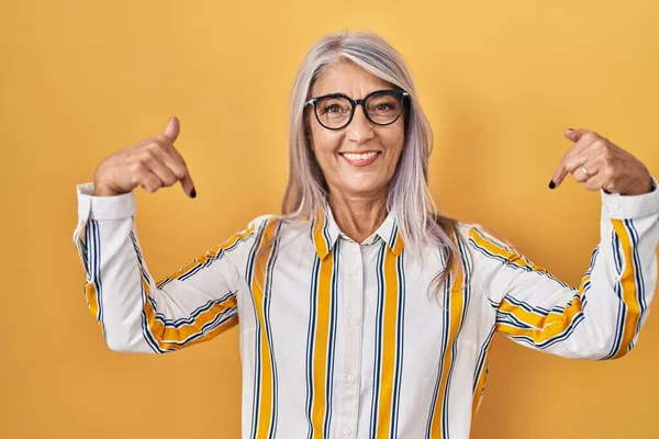 Middle Age Woman Grey Hair Standing Yellow Background Wearing Glasses — Zdjęcie stockowe
