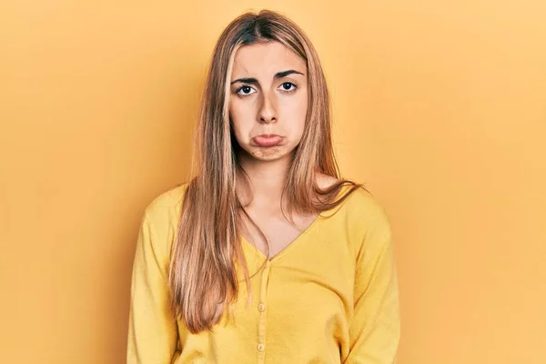Hermosa Mujer Hispana Con Suéter Amarillo Casual Deprimida Preocupación Por — Foto de Stock