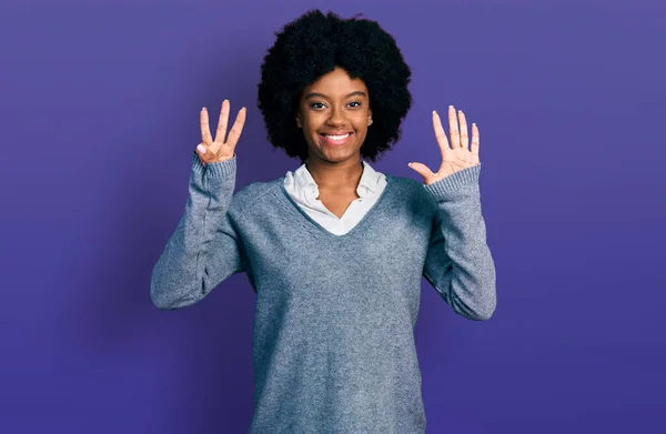 Genç Afro Amerikan Kadın Kıyafetleri Giyer Numaralı Parmaklarıyla Işaret Ederken — Stok fotoğraf