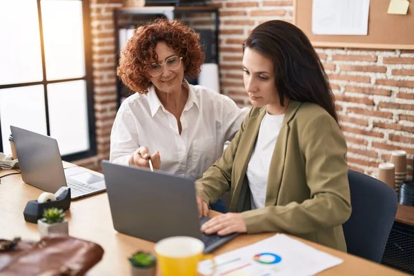 Two Women Business Workers Using Laptop Speaking Office — Fotografia de Stock