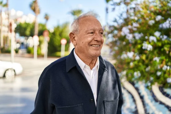 Hombre Mayor Sonriendo Confiado Pie Parque — Foto de Stock