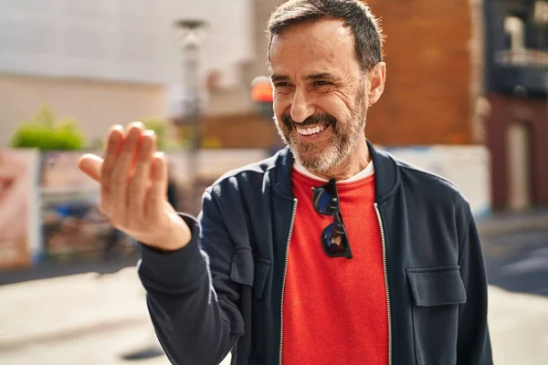 Middle Age Man Smiling Confident Doing Coming Gesture Hand Street — Fotografia de Stock