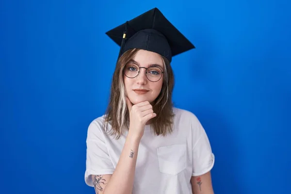 Blonde Caucasian Woman Wearing Graduation Cap Looking Confident Camera Smile — Stockfoto