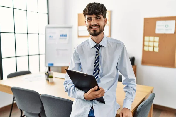 Junger Hispanischer Geschäftsmann Lächelt Glücklich Büro — Stockfoto