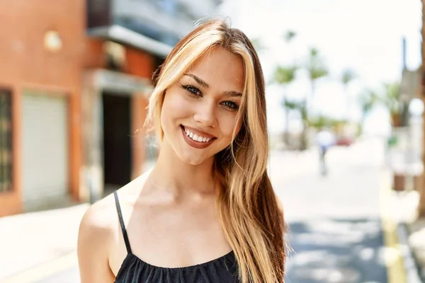 Genç Beyaz Kız Gülümseyerek Şehirde Mutlu Mesut Duruyor — Stok fotoğraf